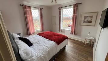 4 bedrooms, iron/ironing board, WiFi, bed sheets
