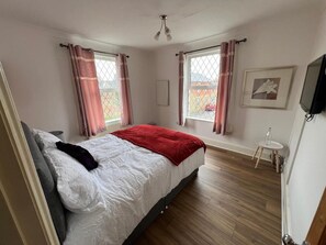 4 bedrooms, iron/ironing board, WiFi, bed sheets