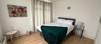 Kettering Guesthouse - 4 Bedroom House in the heart of Kettering City Centre