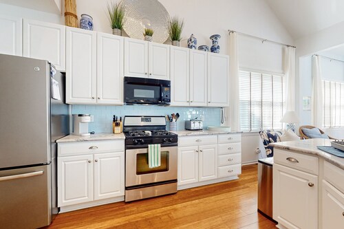 Bear Trap Dunes home with fabulous shared amenities, jetted tub, & bikes