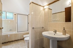 Baignoire, sĂšche-cheveux, serviettes fournies