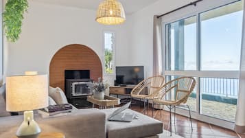 Televisión y chimenea