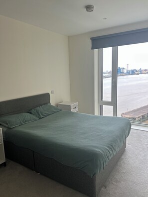 2 chambres, bureau, fer et planche à repasser, lit parapluie