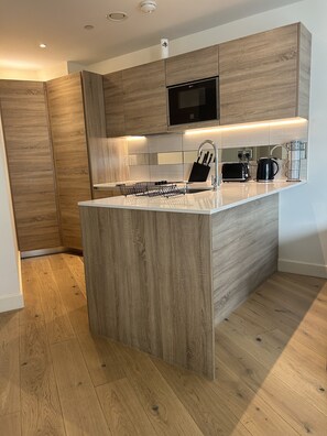 Réfrigérateur, micro-ondes, four, plaque de cuisson