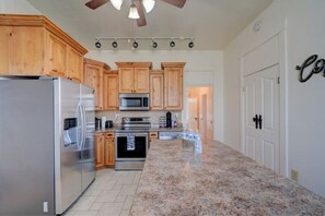 Fridge, microwave, oven, stovetop - Kaysville 3 BR Home: Skiing, Lagoon, SLC!

 (Kaysville)