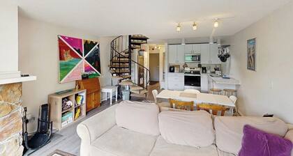 Mountain view condo with fireplace, balcony and ski-in/ski-out trails