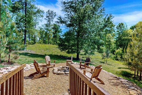 Newly built, dog-friendly home with firepit, shaded deck & lovely property