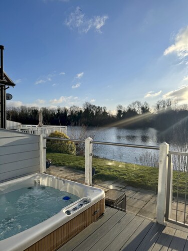 Modern Cotswold Home w/ Hot Tub & Lake Views