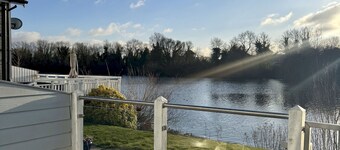 Modern Cotswold Home w/ Hot Tub & Lake Views