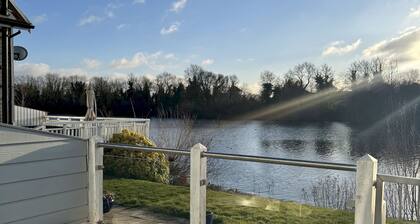 Modern Cotswold Home w/ Hot Tub & Lake Views