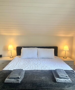3 habitaciones, tabla de planchar con plancha, wifi y ropa de cama