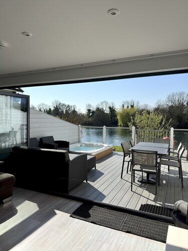 Modern Cotswold Lake House w/ Hot Tub & Views