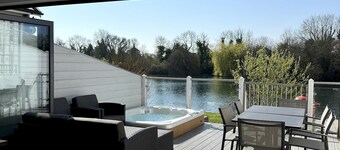 Modern Cotswold Lake House w/ Hot Tub & Views