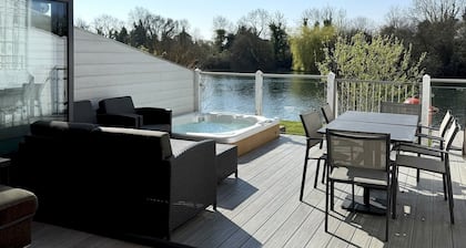 Modern Cotswold Lake House w/ Hot Tub & Views