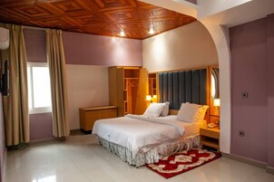 Deluxe Room | Minibar, in-room safe, desk, blackout drapes