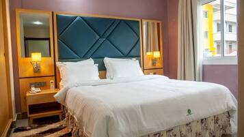 Standaard tweepersoonskamer | Een minibar, een kluis op de kamer, een bureau, verduisterende gordijnen