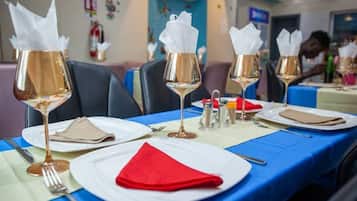 Se ofrece un desayuno continental (10 EUR por persona)