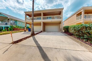 Exterior - Spacious coastal townhome with pool, balcony, bunk room, and full kitchen (South Padre Island)
