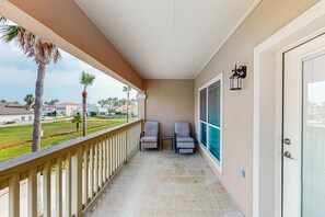Terrace/patio - Spacious coastal townhome with pool, balcony, bunk room, and full kitchen (South Padre Island)
