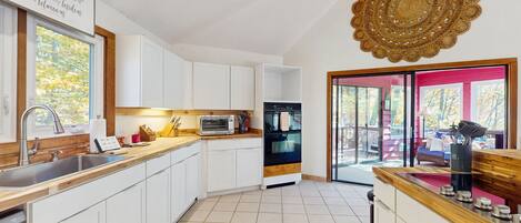 Een koelkast, een magnetron, een oven, een kookplaat