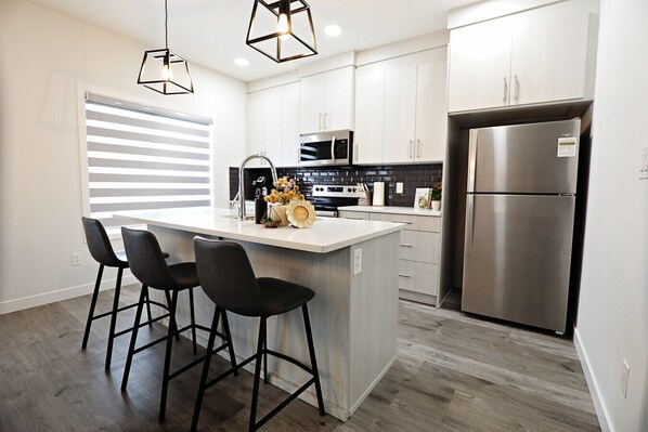 雪櫃、微波爐、焗爐、爐具