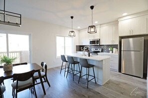 Fridge, microwave, oven, stovetop - Beautiful 3 King Beds|Garage|Airport|Disney+ (Edmonton)