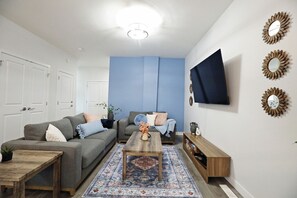 Smart TV - Beautiful 3 King Beds|Garage|Airport|Disney+ (Edmonton)