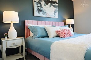 3 間睡房、書桌、熨斗/熨衫板、可攜式嬰兒床