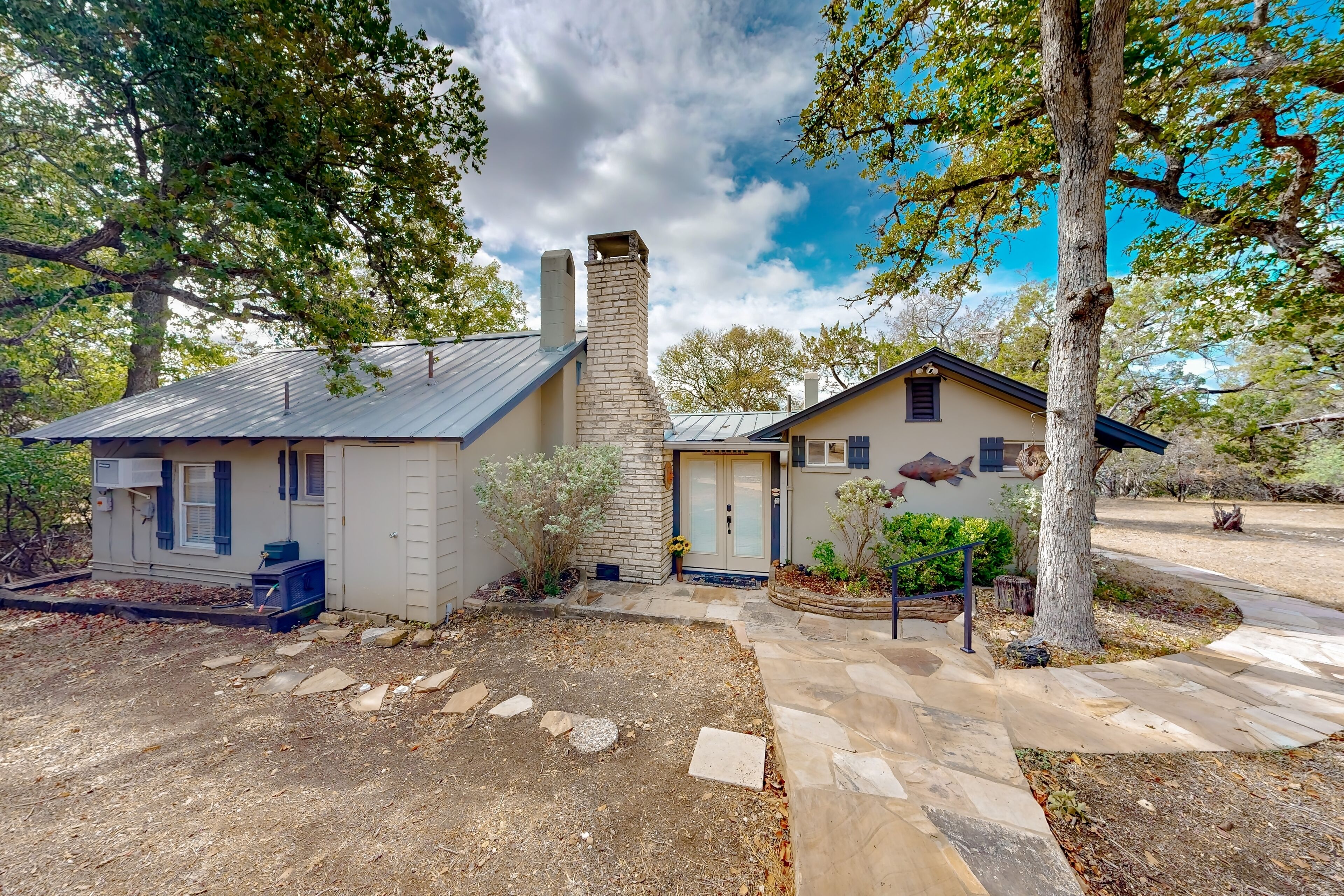 Hill Country home with yard, firepit & treehouse - close to town
