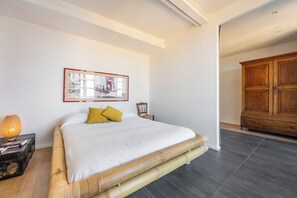 2 quartos, escrivaninha, ferros/tábuas de passar roupa, berço de viagem
