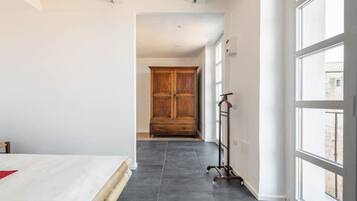 2 Schlafzimmer, Schreibtisch, Bügeleisen/Bügelbrett, Reisekinderbett