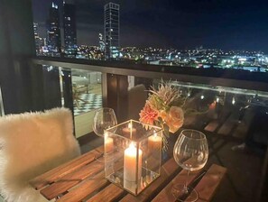 Outdoor dining - Amaze harbor view apt Docklands,free parking ,gym (Melbourne)