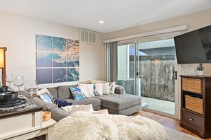 Smart-TV, bøker, stereoanlegg og PC-skjermer