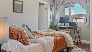 4 bedrooms, desk, iron/ironing board, WiFi (free)