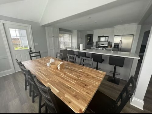 Indulge in Coastal Luxury: Unforgettable Waterfront Getaway! Multiple Families! 