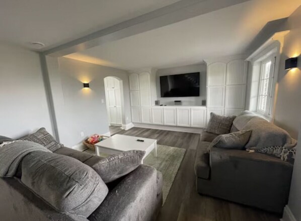 Smart TV y chimenea 