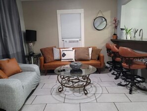 Living area - Central Cove (Los Angeles)