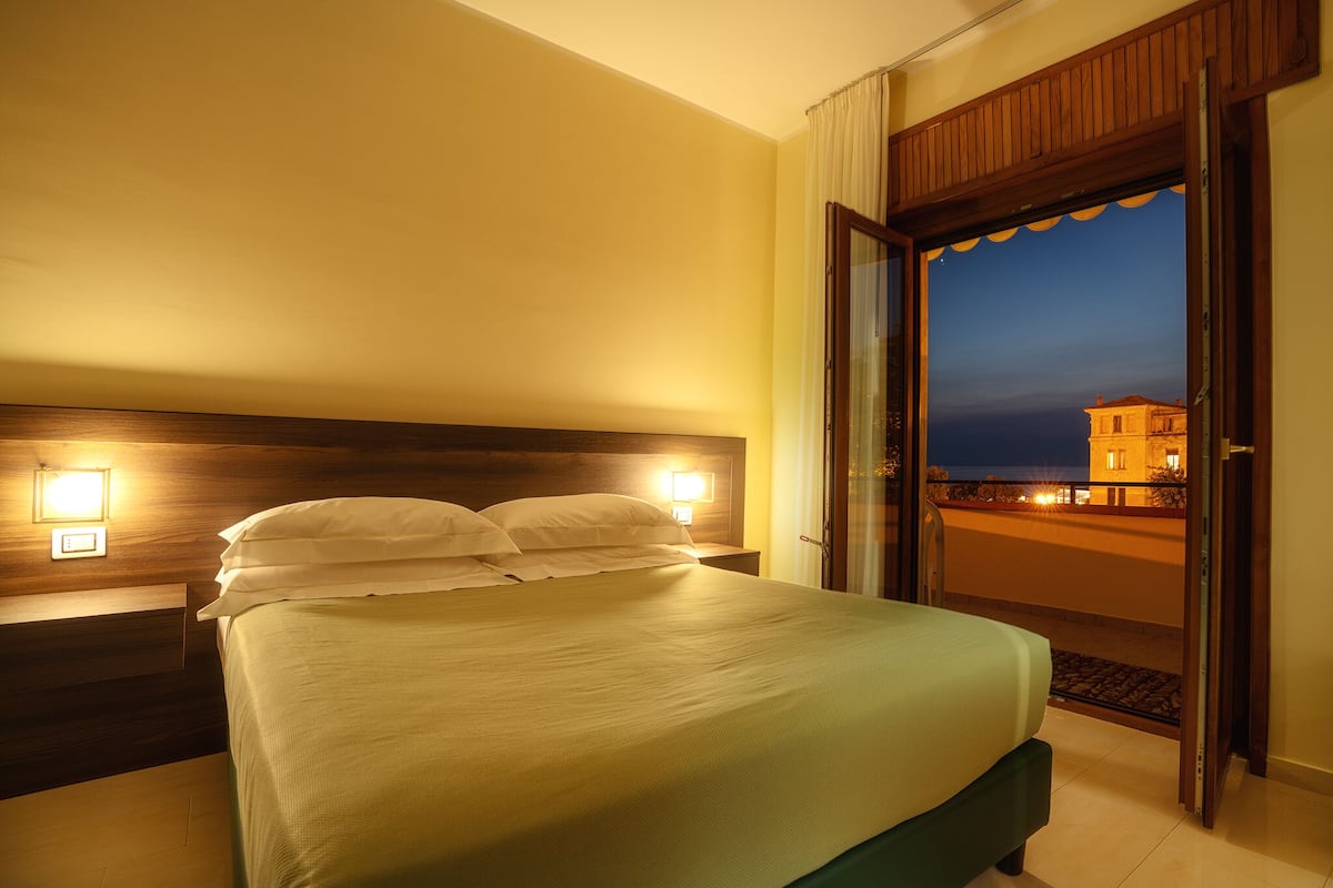 Camera Deluxe con terrazzo privato e vista mare Jumenta | View from room