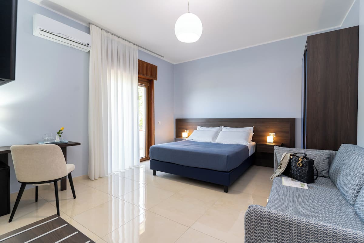 Camera Deluxe con terrazzo privato e vista mare Ajnella