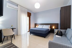 Camera Deluxe con terrazzo privato e vista mare Ajnella | 意大利 Frette 床单、高档床上用品、羽绒被、迷你吧（备有免费物品）