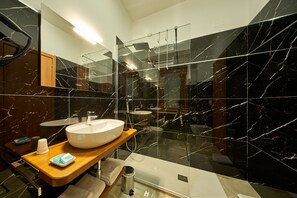 Camera Deluxe  con terrazzo privato e vista mare Jumenta | Bad | Toalettartikler (inkludert), hårføner, badekåper og tøfler