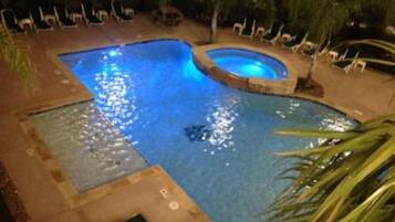 Una piscina al aire libre, una piscina climatizada