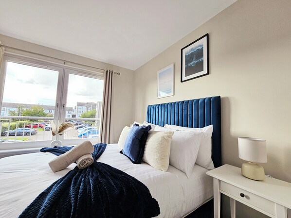 Hus | 5 soverom, blendingsgardiner, strykejern/-brett og wi-fi (inkludert)