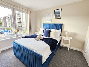 House | 5 bedrooms, blackout curtains, iron/ironing board, free WiFi