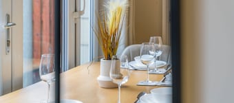 Modern 5 Bed Townhouse with Free Parking