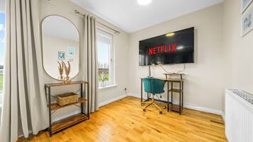 House | 5 bedrooms, blackout drapes, iron/ironing board, free WiFi
