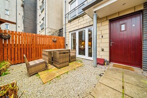 Exterior - Modern 5 Bed Townhouse with Free Parking (Glasgow)