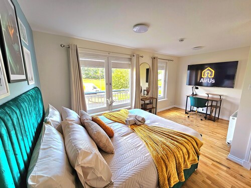 Modern 5 Bed Townhouse with Free Parking