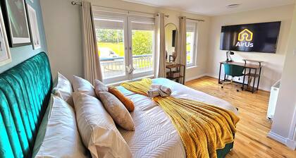 Modern 5 Bed Townhouse with Free Parking