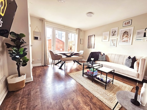 Modern 5 Bed Townhouse with Free Parking